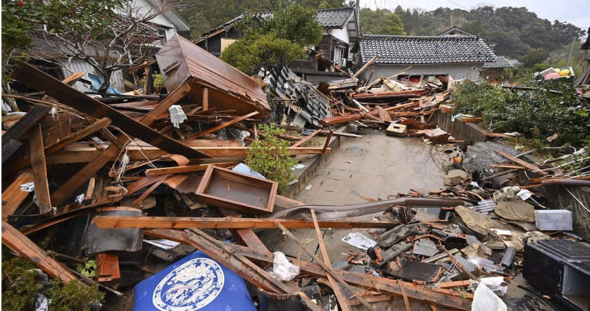 日本石川縣能登半島地震造成許多房屋倒塌。（圖／美聯社）