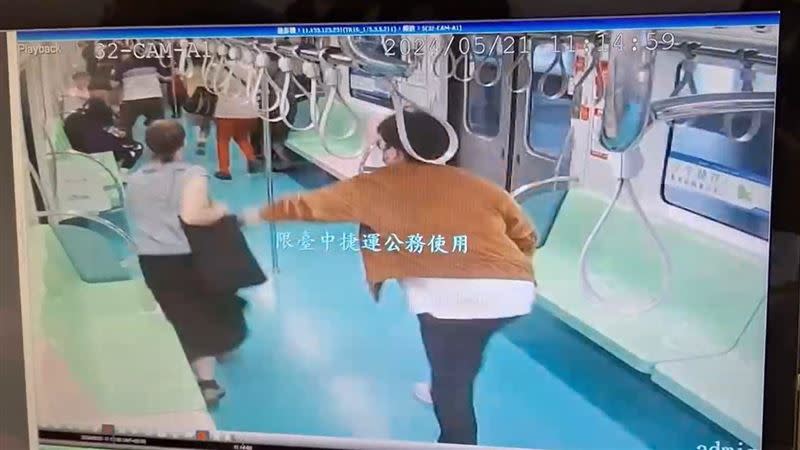 20歲洪姓男子刻意挑選北捷鄭捷殺人案10周年當天，持刀在中捷車廂隨機攻擊砍人。(圖／翻攝畫面)