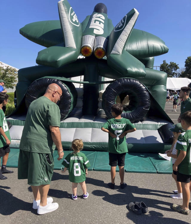 Jets fans flock to training camp to get their first look at Aaron Rodgers