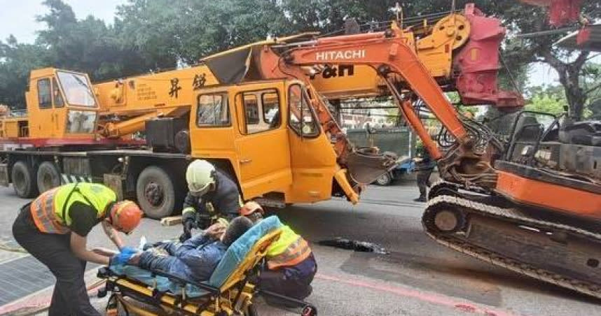 吊車失控撞貨車，挖土機驚險掉落砸中駕駛艙，駕駛一度受困。（ 圖／翻攝畫面）