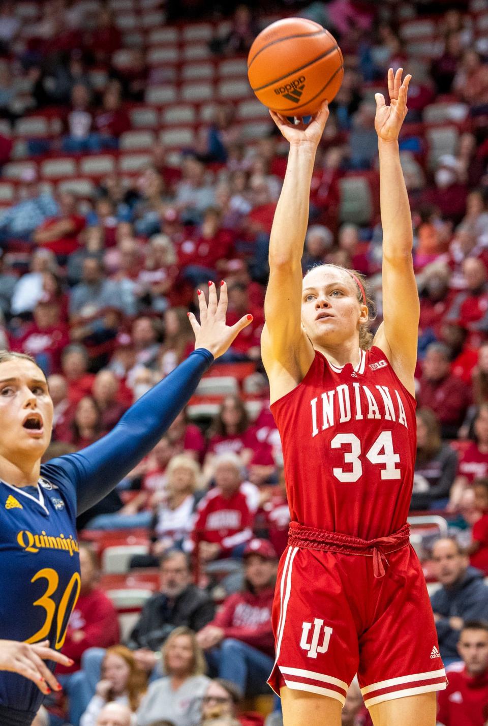 Indiana's Grace Berger (34) shoots during the Indiana versus Quinnipiac women's basketball game at Simon Skjodt Assembly Hall on Sunday, Nov. 20, 2022.