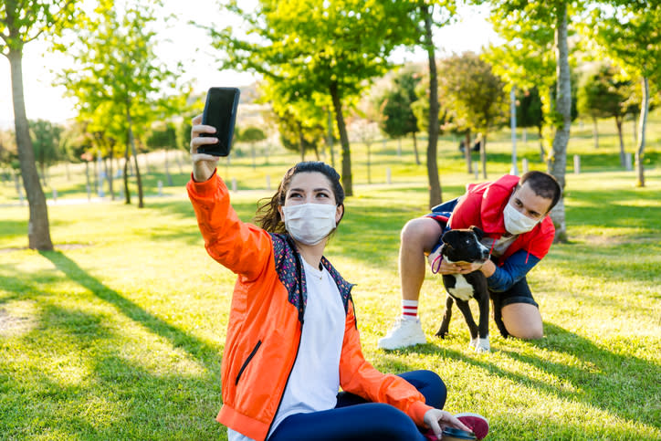 Masks or no masks outside? Here’s how experts are determining risk. (Photo: Getty Images)