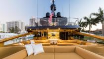 En la popa cuenta con una enorme cubierta de 110 metros cuadrados de superficie. (Foto: John Brown / <a href="http://www.yachtcharterfleet.com/luxury-charter-yacht-46797/khalilah-photos.htm#yacht-tabs" rel="nofollow noopener" target="_blank" data-ylk="slk:Yacht Charter Fleet;elm:context_link;itc:0;sec:content-canvas" class="link ">Yacht Charter Fleet</a>).