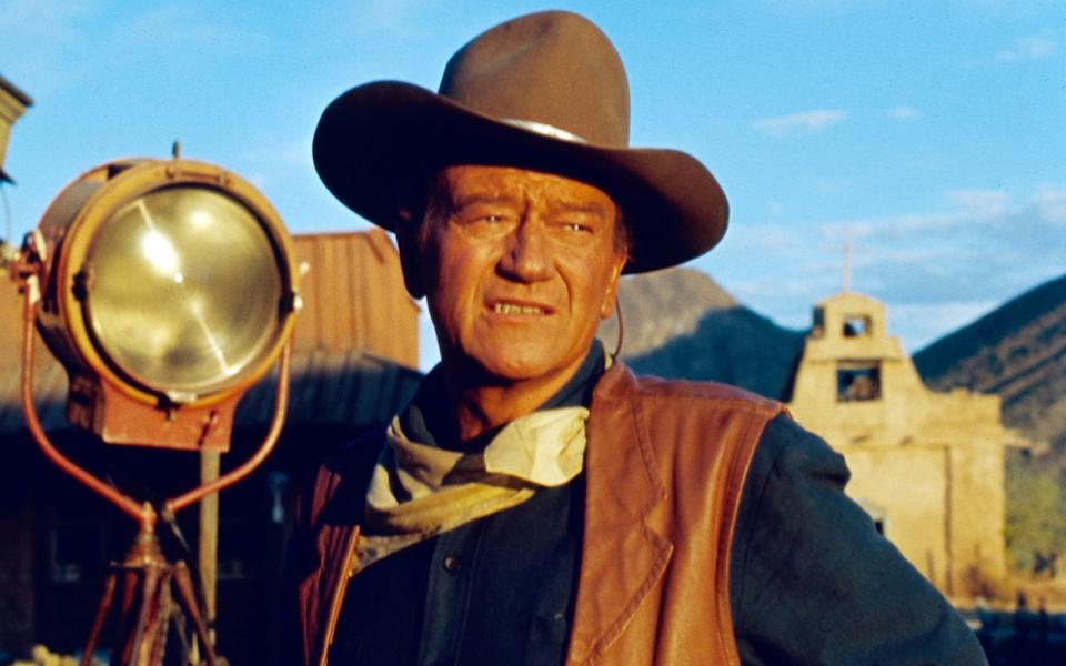 1. Sein Andenken ist so kantig und kontrovers, wie es seine Rollen waren: John Wayne war nie ein Posterboy. Doch wenn man die Geschichte des Westerns auf ein ikonisches Bild herunterbrechen will, dann ist es die O-Bein-Silhouette des "Duke", wie er in den Sonnenuntergang reitet. Schlüssel-Western: "Red River" (1946), "Der schwarze Falke" (1956). (Bild: Getty Images / Silver Screen Collection)