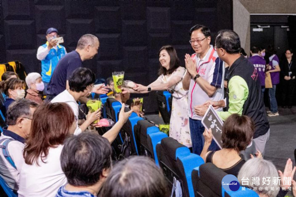市長致贈每位出席觀眾壽桃及花束。