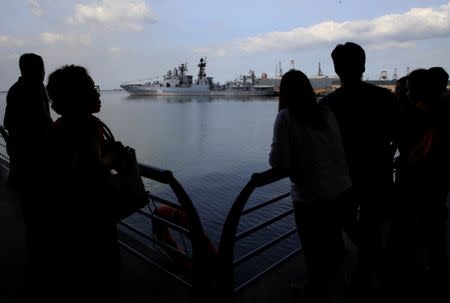 A crowd watches the Russian navy vessel, Admiral Tributs, a large-anti-submarine ship, as it docks at the south harbor port area in metro Manila, Philippines January 3, 2017. REUTERS/Romeo Ranoco