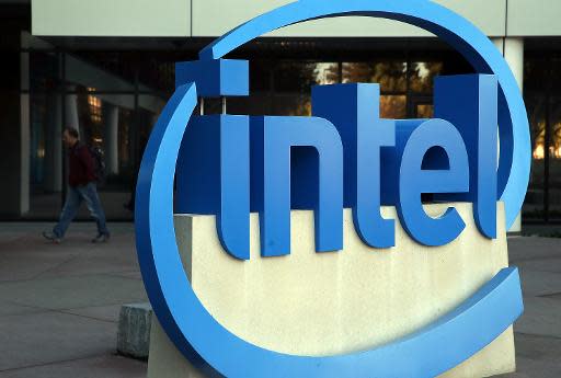 El logotipo del gigante de chips informáticos Intel en su sede en Santa Clara (EEUU), el 16 de enero de 2014 (Getty/AFP/Archivos | Justin Sullivan)