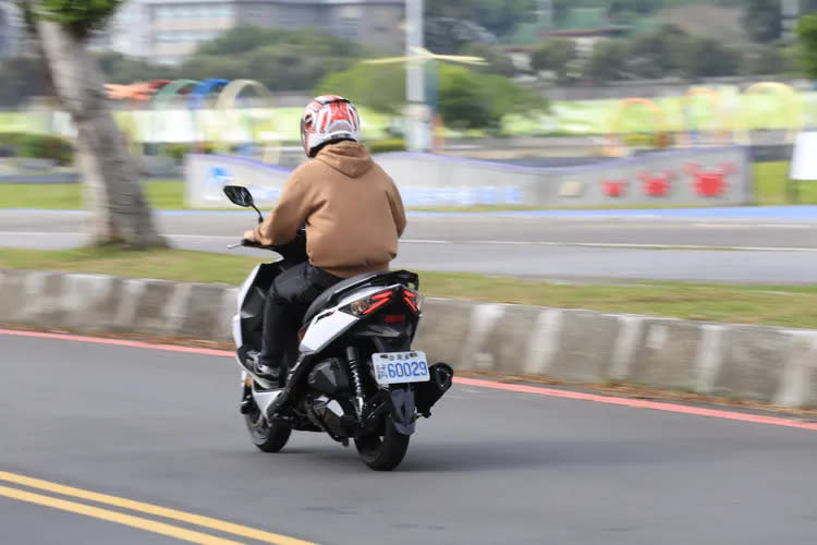 JET SL+整體實力仍是當前國產白牌運動速克達車款中的佼佼者，跑山隨時能帶給騎士豐富樂趣，對應一般通勤需求，它也能是一款無負擔的貼心使者。林浩昇攝