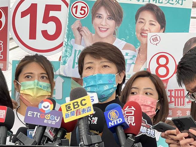 無黨籍台北市長候選人黃珊珊上午參與北投中繼市場開幕典禮前接受媒體聯訪。（黃婉婷攝）