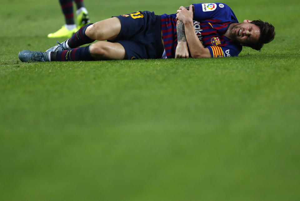 FC Barcelona's Lionel Messi looks painfully injured during the Spanish La Liga soccer match between FC Barcelona and Sevilla at the Camp Nou stadium in Barcelona, Spain, Saturday, Oct. 20, 2018. (AP Photo/Manu Fernandez)