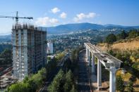 <p>El Tren Interurbano México-Toluca es un proyecto ferroviario iniciado por el ex presidente Enrique Peña Nieto para conectar la zona metropolitana de la capital con el Valle de Toluca en el Estado de México, desde Metro Observatorio hasta Zinacantepec.</p> <p>Los tramos I y II de la obra de 57,87 kilómetros están terminados. Pero la construcción de los 16 kilómetros próximos a Ciudad de México han resultado ser un desafío y las autoridades locales dijeron con prudencia que no tenían una fecha definitiva para su inauguración, aunque el presidente Andrés Manuel López Obrador aseguó que el tren estaría terminado en el 2022.</p> <p>Se calcula que el proyecto, que lleva ocho años en obras, costará unos 4.500 millones de dólares.</p> <p>(FOTO:GOBIERNO DE CIUDAD DE MÉXICO/CUARTOSCURO.COM)</p> 