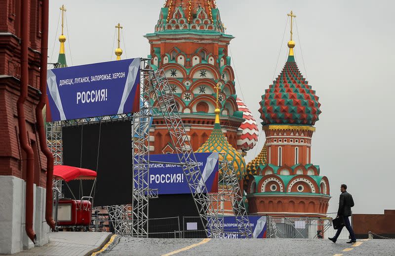 Una vista muestra carteles y construcciones antes de un evento esperado, dedicado a los resultados de los referendos sobre la unión de cuatro regiones autoproclamadas de Ucrania a Rusia, cerca del Muro del Kremlin y el Museo Estatal de Historia en la Plaza Roja en el centro de Moscú, Rusia