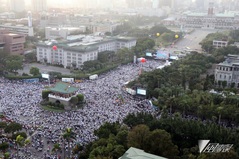 2016-12-03下一代幸福聯盟發起反同大遊行，呼籲民眾穿白衣上街，訴求包括「婚姻家庭，全民決定」，政府如果要修法改變婚姻定義，必須通過全民公投。挺同人士遭到包圍。下午四點現場人數最多的時候。（蘇仲泓攝）