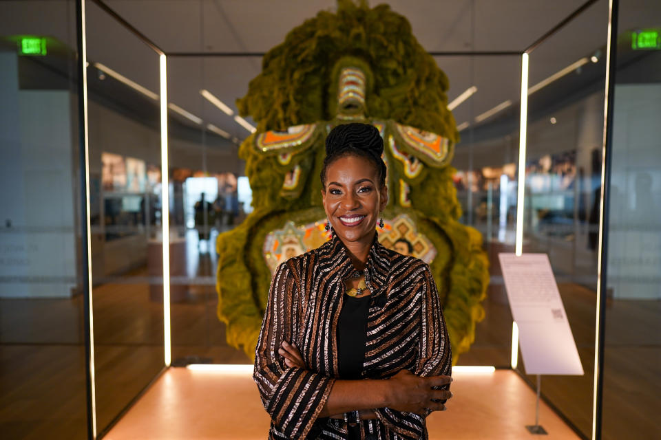 La doctora Tonya Matthews, presidenta y directora ejecutiva del Museo Internacional Afroestadounidense, posa para una foto dentro del museo el viernes 23 de junio de 2023, en Charleston, Carolina del Sur. Con vistas al antiguo muelle por el que casi la mitad de la población esclavizada entró por primera vez a Norteamérica, el museo alberga exposiciones y piezas que muestran cómo el trabajo, la perseverancia, la resistencia y las culturas de los afroestadounidenses dieron forma a las Carolinas, al país y al mundo. (AP Foto/Chris Carlson)