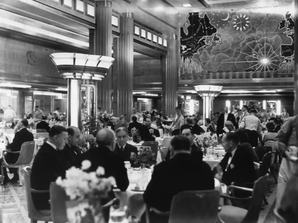 Der Speisesaal an Bord der Queen Mary bot ein besonders luxuriöses Ambiente. - Copyright: Hudson/Getty Images