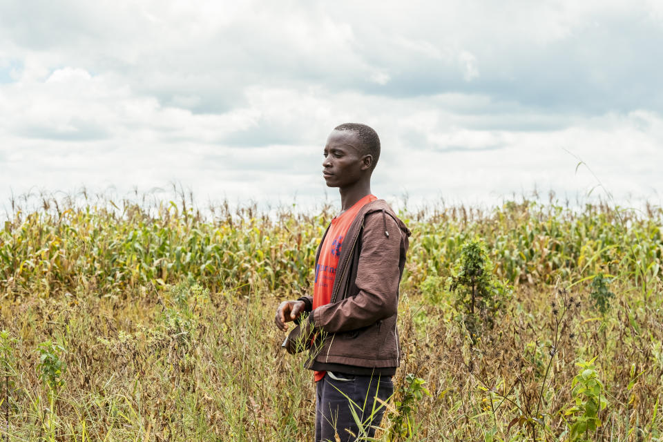 Chrispin Kampala, jefe de la aldea y agricultor principal, sostiene cacahuates, un cultivo comercial que también puede beneficiar al suelo, en su granja de la aldea de Choumba, Malaui, el 23 de marzo de 2023. (Khadija Farah/The New York Times)