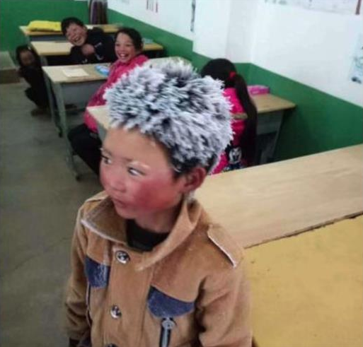 Este niño y su escuela recibieron la mejor sorpresa. Foto: YouTube/ThePaper