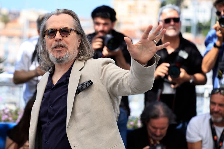 El británico Gary Oldman saluda a la prensa durante el photocall de la película Parthenope, el nuevo homenaje de Sorrentino a la ciudad italiana de Nápoles