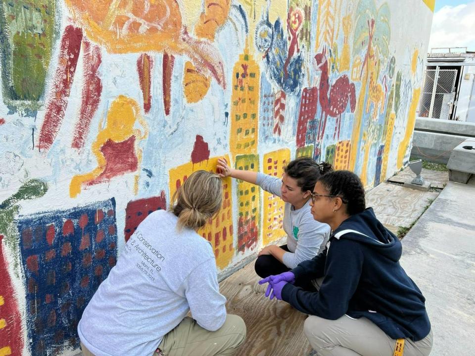 RLA Conservation, una empresa especializada en la conservación de obras de arte en el clima de Miami, trabajó durante meses para preservar un mural de Purvis Young en el Bakehouse Art Complex en Wynwood.