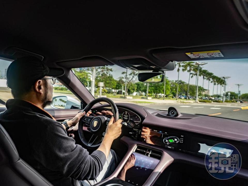 需要超車時只要快速的淺踩下電門踏板，呼之即來的動力加上極低的車體重心，方向盤輕打即行雲流水的完成超車動作，宛如行駛在隱形的軌道上般。