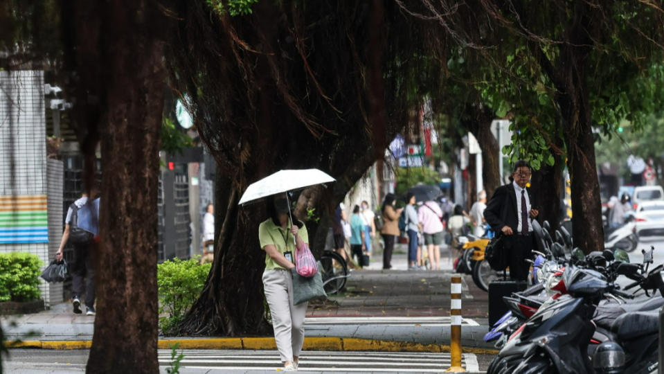 山陀兒颱風來勢洶洶，台北市區出現風雨。陳品佑攝