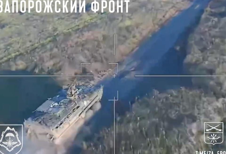 烏軍「史崔克」裝甲車日前疑遭俄軍「柳葉刀」自殺式無人機（ZALA Lancet）襲擊。   圖：擷取自社群媒體「X」（原推特）@RALee85