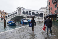 L'Amministrazione comunale di Venezia presenterà richiesta di stato di crisi alla Regione Veneto. Il sindaco Brugnaro: "Tutti i cittadini e le imprese raccolgano materiale utile a dimostrare i danni subiti con fotografie, video, documenti o altro nei prossimi giorni comunicheremo le modalità precise per la richiesta di contributo". Disposta intanto la chiusura delle scuole di Venezia e isole di ogni ordine e grado. (Photo by Stefano Mazzola/Awakening/Getty Images)