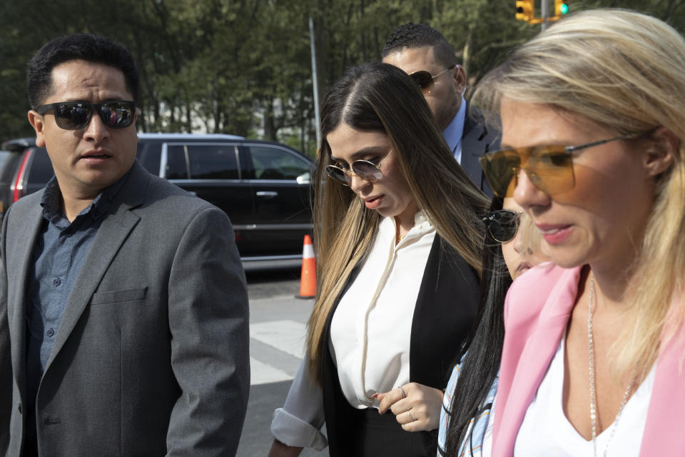 ARCHIVO - En esta fotografía de archivo del 17 de julio de 2019, Emma Coronel Aispuro, al centro, esposa del narcotraficante mexicano Joaquín "El Chapo" Guzmán, llega para su sentencia en la corte federal de Brooklyn, en Nueva York. Según el Departamento de Justicia de Estados Unidos, Coronel fue arrestada el lunes 22 de febrero de 2021 bajo cargos de tráfico de drogas. (AP Foto/Mark Lennihan, archivo)