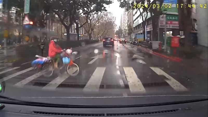 男子開車接近斑馬線看到婦人，雙方都沒停下車的狀況。（圖／民眾提供）