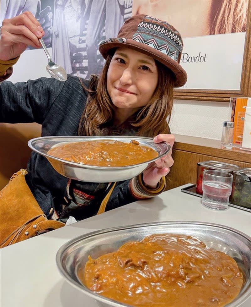 Angela佐藤參加日本節目《火力全開大胃王》展現了超驚人的食量。（圖／翻攝自Angela佐藤IG）
