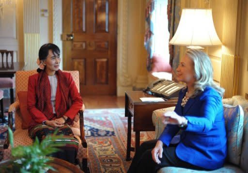 Aung San Suu Kyi (L) meets with US Secretary of State Hillary Clinton September 18, 2012 at the State Department in Washington, DC. The Nobel Peace Prize laureate is making her first visit to the US in 20 years