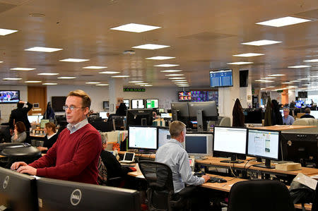 Periodistas trabajando en la mesa editorial de Thomson Reuters en el distrito londinense de Canary Wharf, mar 26, 2018. REUTERS/Toby Melville