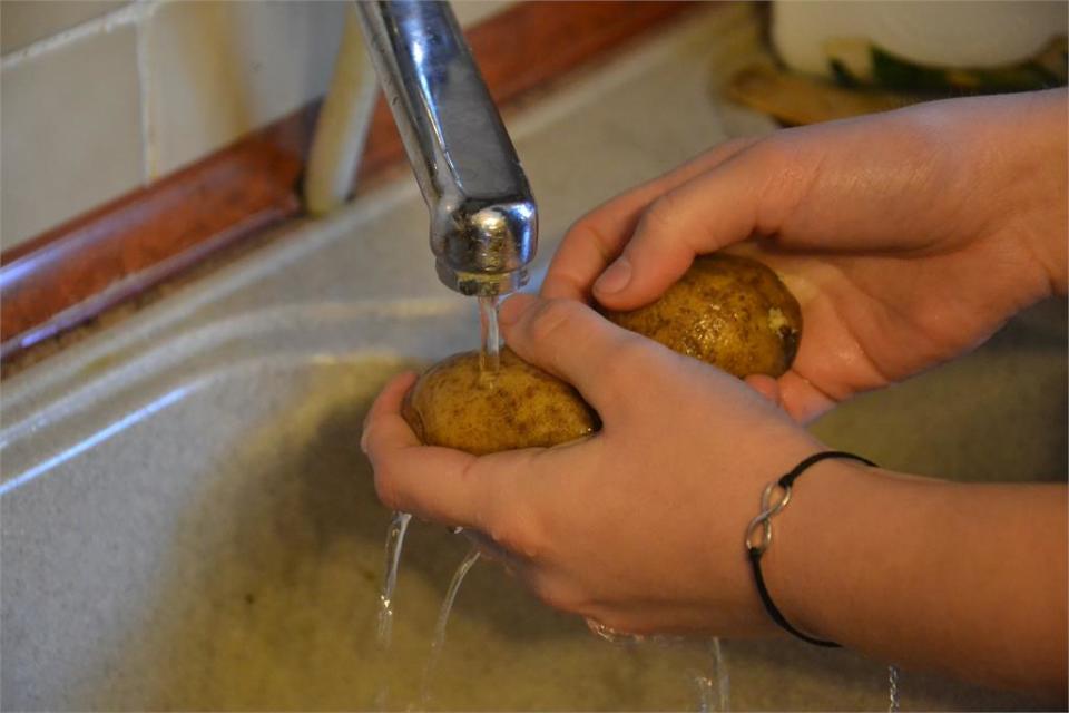 不要亂洗！醫曝這「4種食材」碰水恐細菌交叉感染、食物中毒