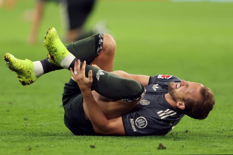 El delantero del Bayern Múnich Harry Kane se lesiona frente al Bayer Leverkusen, este sábado 28 de septiembre en el Allianz Arena de Múnich. (Alexandra BEIER)