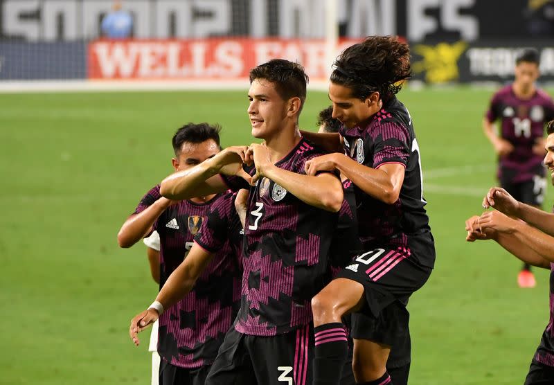 César Montes celebra con sus compañeros uno de los goles con los que México ganó a Panamá en partido amistoso