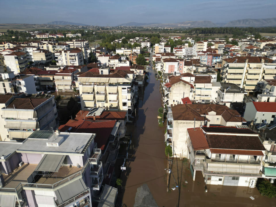 El agua cubre las calles de un suburbio tras unas lluvias de récord en Larissa, en la región de Salónica, en el centro de Grecia, el 8 de septiembre de 2023. (AP Foto/Vaggelis Kousioras)