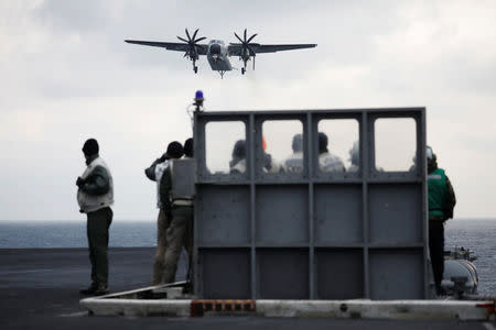 A U.S. C-2 Greyhound approaches the deck of U.S. aircraft carrier USS Carl Vinson during an annual joint military exercise called "Foal Eagle" between South Korea and U.S., in the East Sea, South Korea, March 14, 2017. REUTERS/Kim Hong-Ji