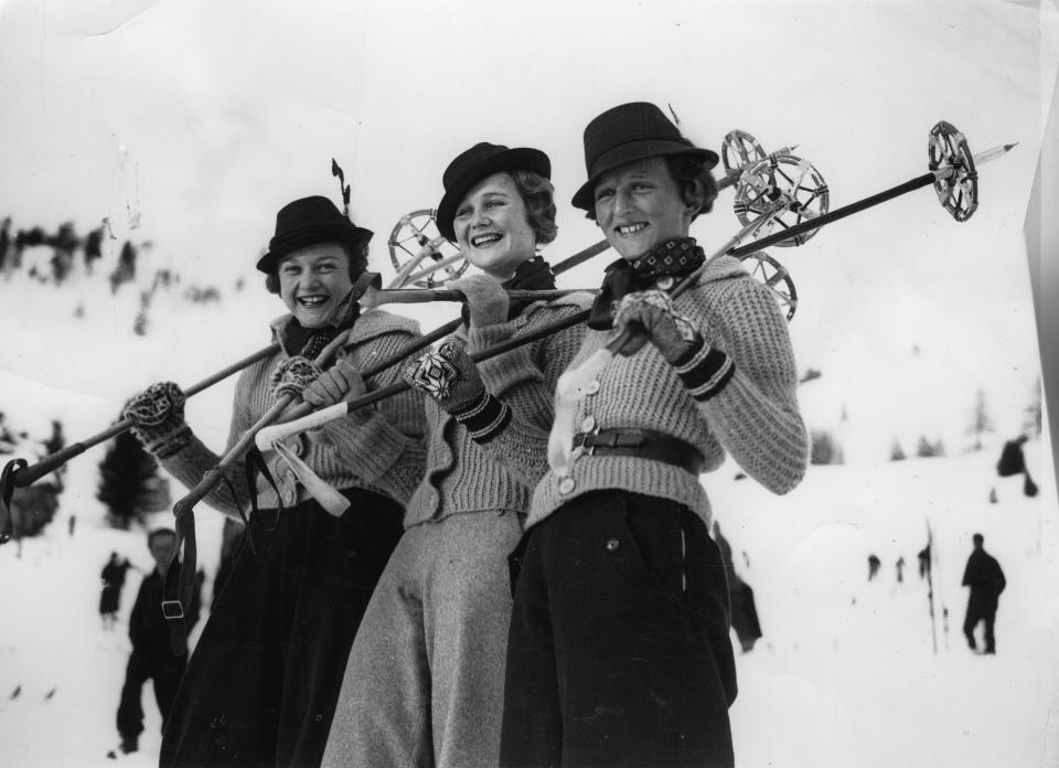 <p>Stylish socialites in <strong>1935</strong>. The women wore waist-hugging belts and Tyrolean hats to ski in <strong>St. Moritz.</strong></p>