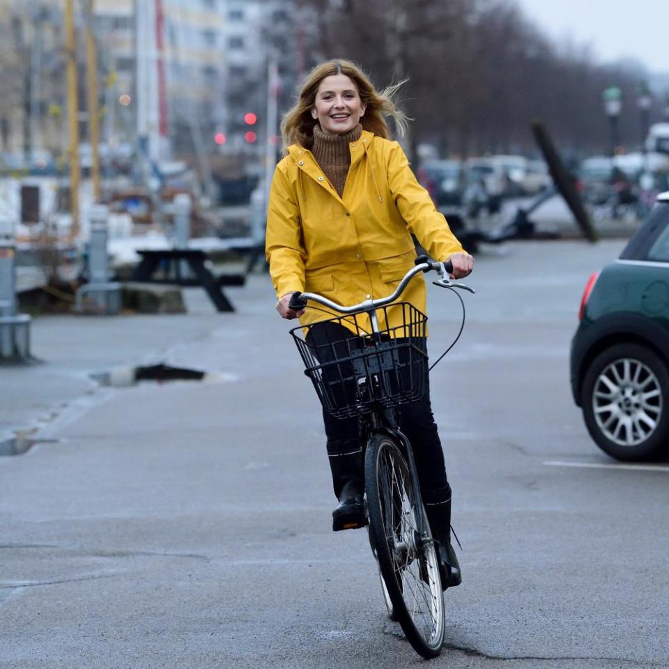 Cycling to work, instead of taking the train, can help