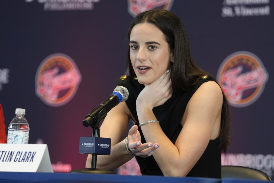 Greg Doyle gab Caitlin Clarke in ihrer Eröffnungspressekonferenz am Mittwochnachmittag ein Herzzeichen, um ein unglaublich unangenehmes Hin und Her zu beginnen.