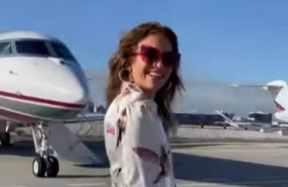 Jennifer Lopez luciendo sus carísimos pijamas en público credit:Bang Showbiz