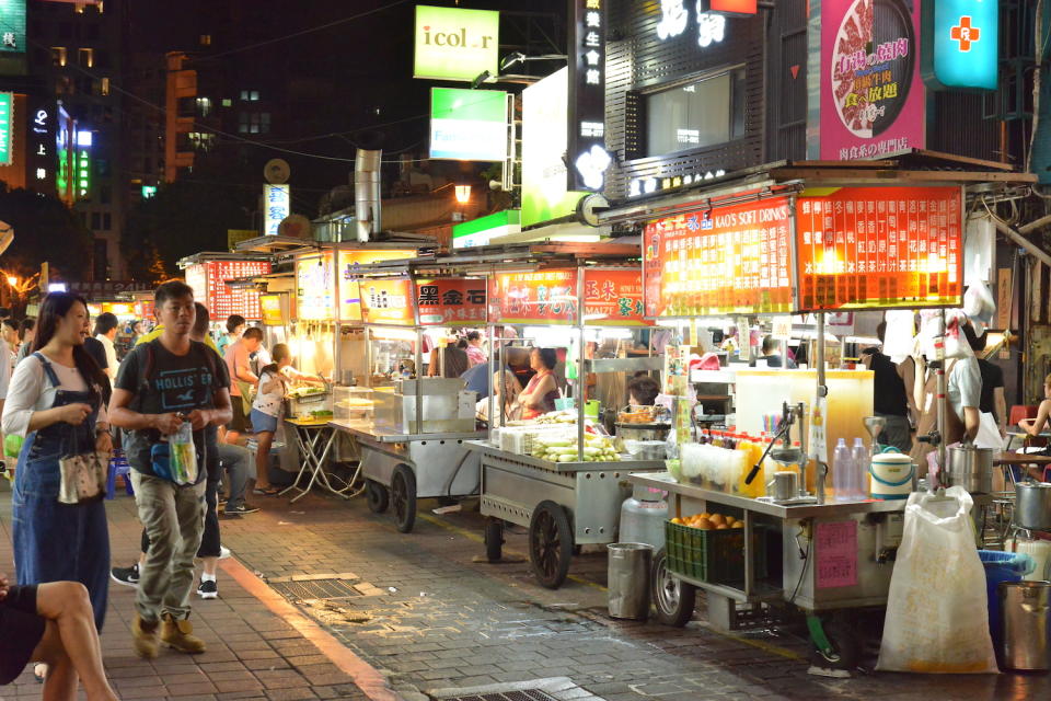 ▲經濟部將提供 200 元夜市抵用券，但台北市士林、景美夜市卻不適用。對此，台北市政府市場處已向經經濟部爭取，盼將士林、景美、大龍街等夜間營業攤販列入「夜市抵用券」補助範圍。 （圖／台北市政府市場處）