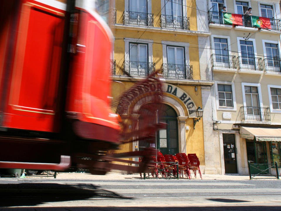 <p>Platz 4: Einen Rang schlechter als im Vorjahr schneidet Portugal ab. Dennoch scheint der Frieden hier stabiler als in vielen anderen Länder Europas. Denn Portugal bedrohen weder eine wackelige Regierung wie in Spanien, Extremisten in Machtpositionen wie in Italien oder ein Dauerkrisenzustand wie in Griechenland. (Bild-Copyright: Andre Kohls/ddp Images) </p>