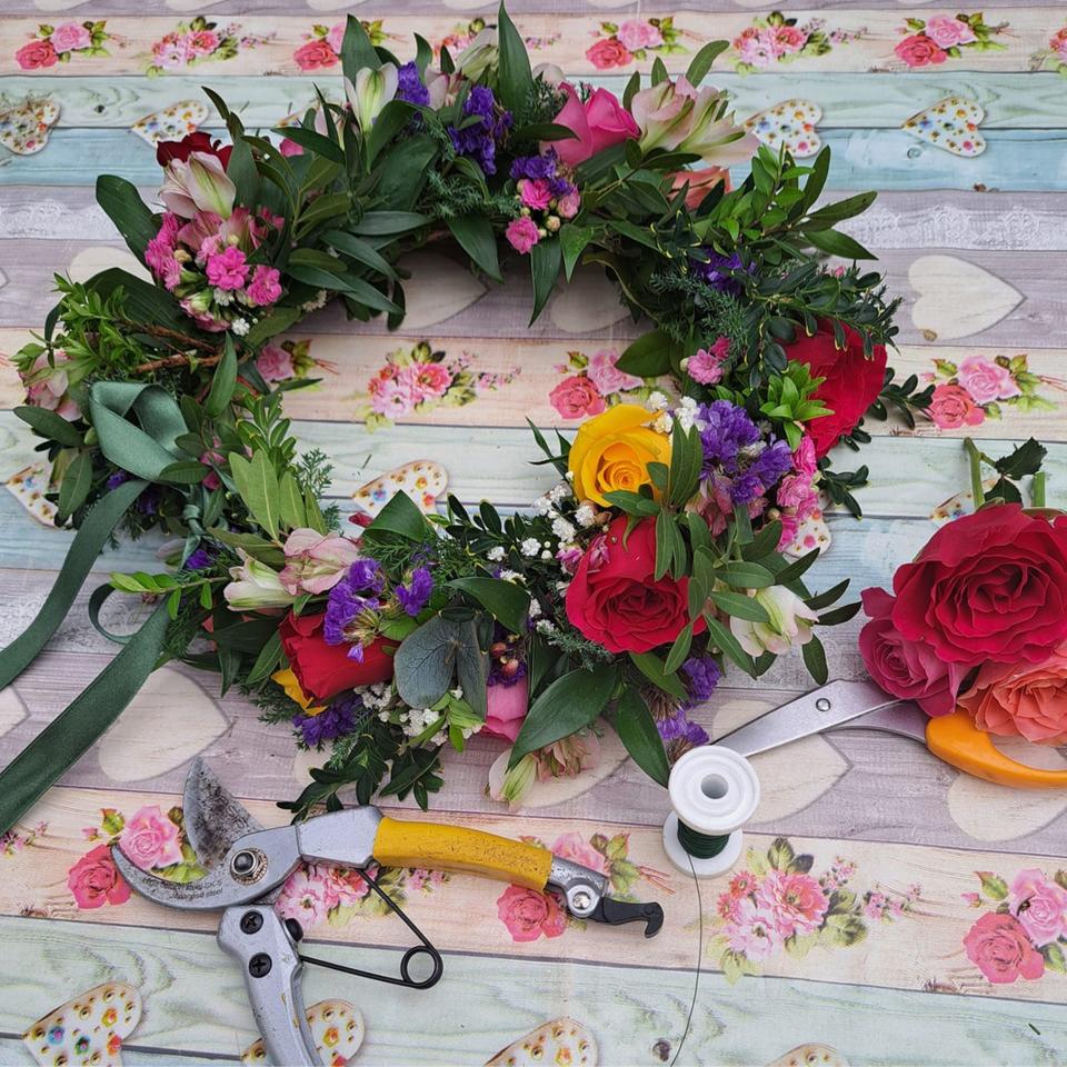 Une couronne de fleurs printanière