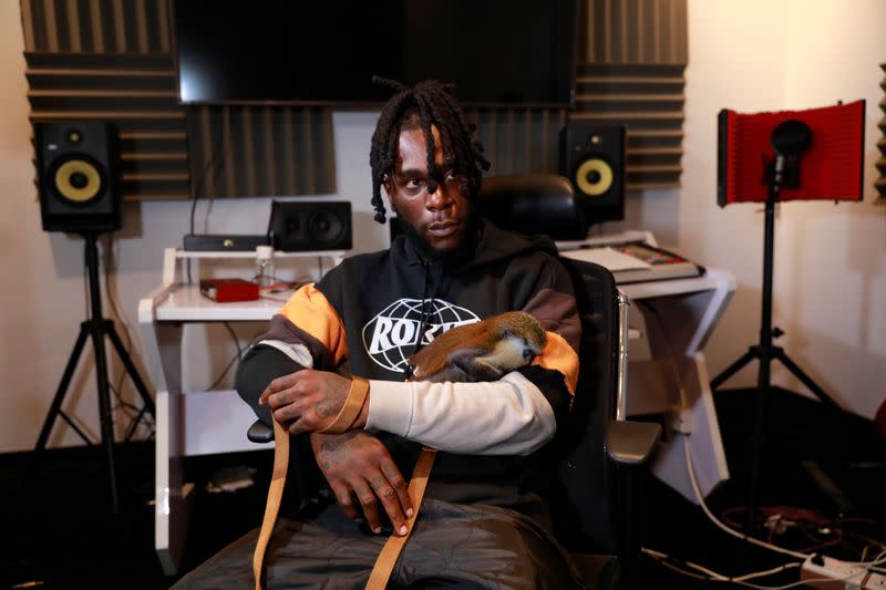 Foto del artista nigeriano Burna Boy en una entrevista con Reuters en su estudio en Lagos, Nigeria