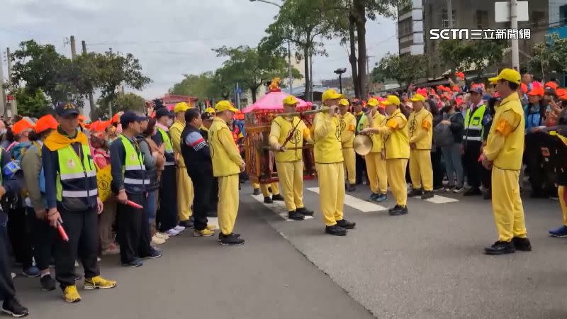 「粉紅超跑」進香路線全由媽祖裁示，遇到路口時轎身會劇烈搖晃進行抉擇。