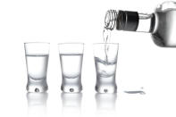 Wer mit chronischem Fußgeruch zu kämpfen hat, sollte es mit Wodka probieren – allerdings nicht als Getränk. Einfach auf ein Tuch auftragen und damit über die Füße wischen, denn der Alkohol tötet die Bakterien ab, die für den Geruch verantwortlich sind. (Bild-Copyright: Tadeusz Wejkszo/Getty Images)