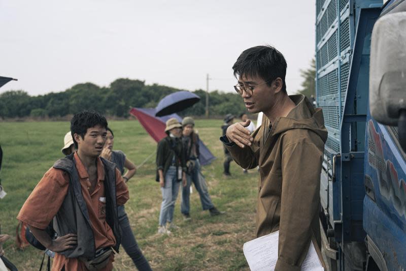 導演詹京霖（右）與演員胡智強（左）在放鴿車前討論表演內容。（双喜提供）