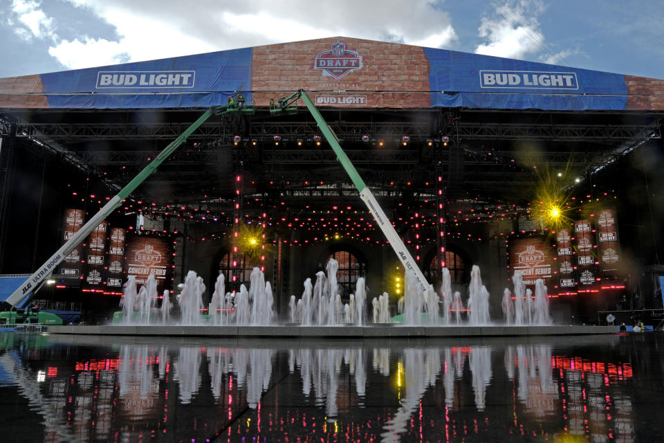 Los preparativos para el draft de la NFL que inicia el jueves continúan en Unión Station en Kansas City, Misuri el martes 25 de abril del 2023. (AP Foto/Charlie Riedel)