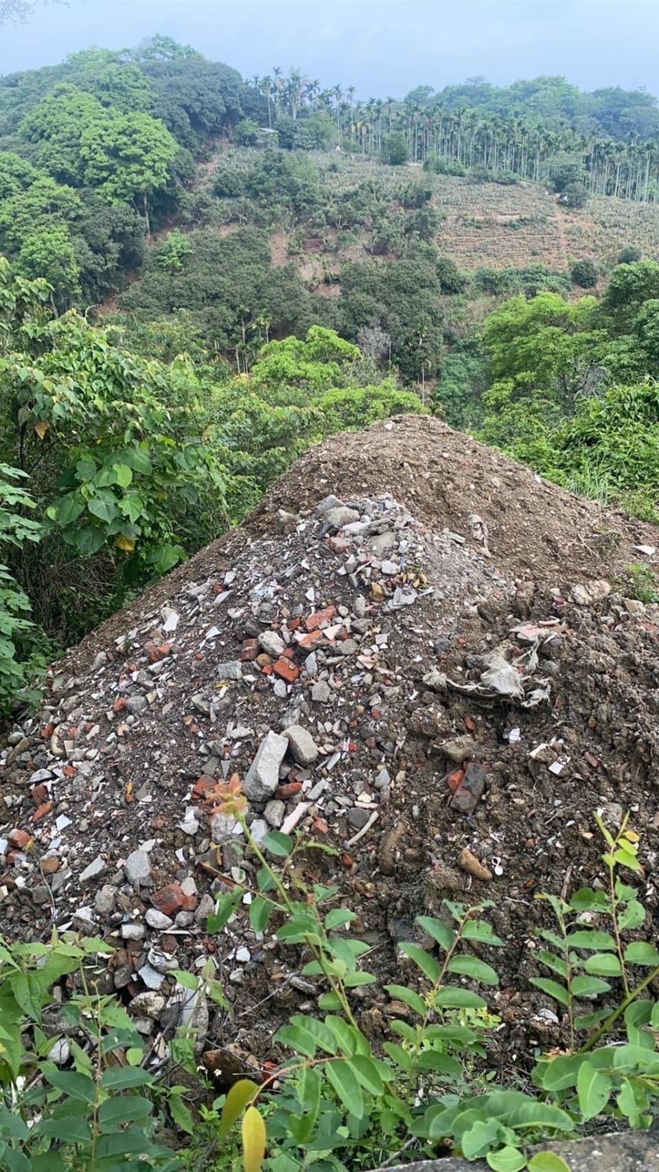 南投縣知名的觀光要道139縣道旁山邊也驚見遭不肖業者傾倒夾雜垃圾的廢棄土。縣議員沈夙崢提供